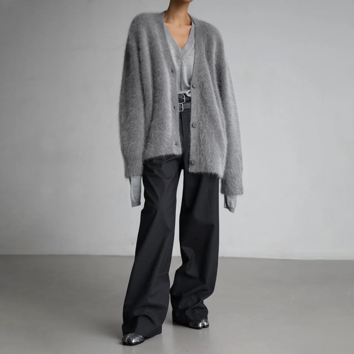 Damski kardigan z dekoltem w serek i zapięciem na guziki-Jacket for women-Olave
