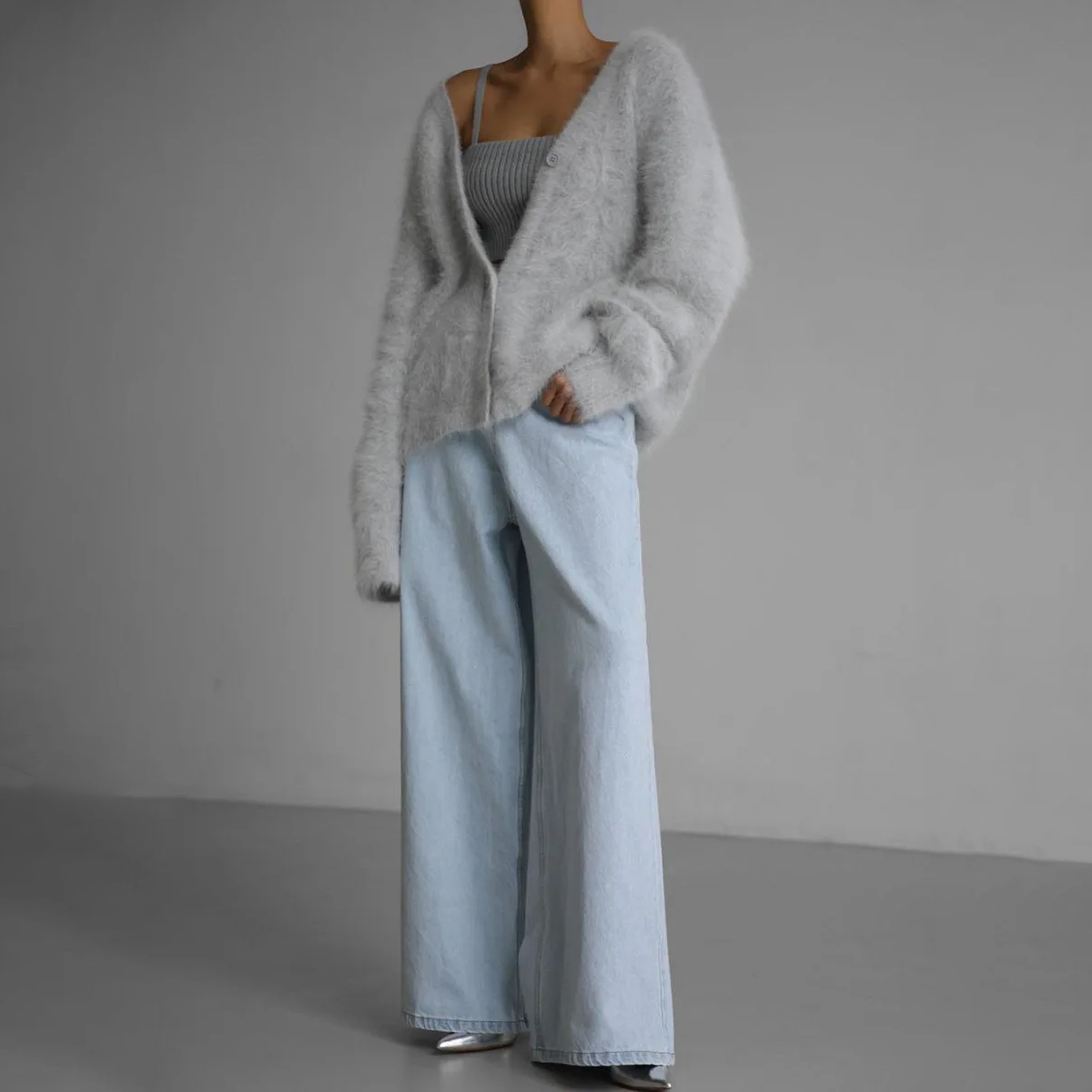 Damski kardigan z dekoltem w serek i zapięciem na guziki-Jacket for women-Olave