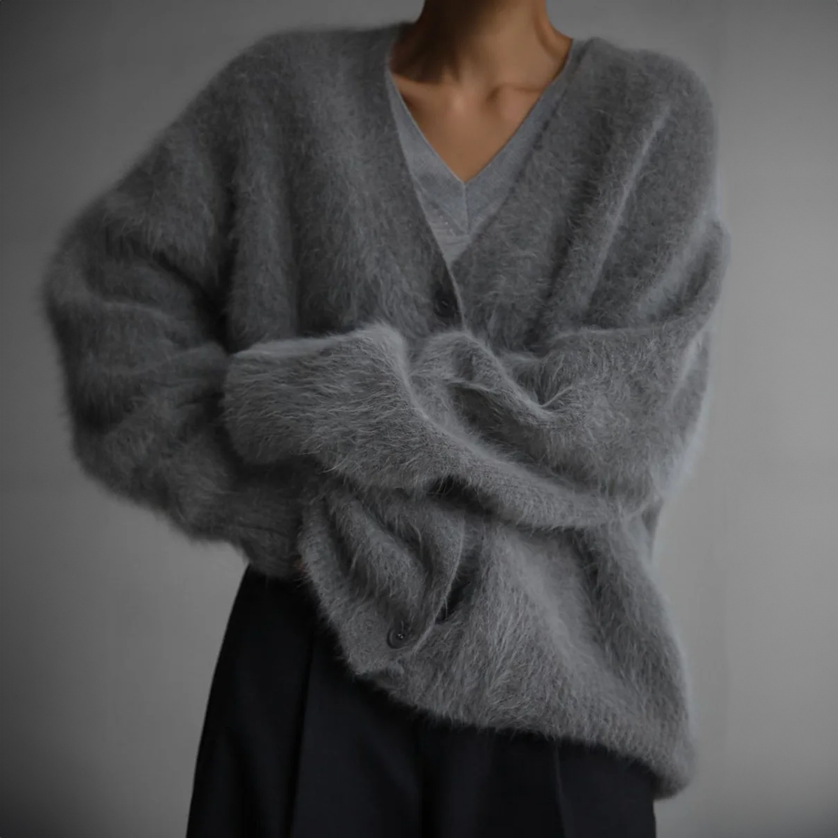 Damski kardigan z dekoltem w serek i zapięciem na guziki-Jacket for women-Olave