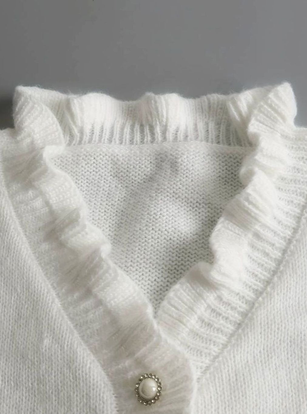 Damski sweter z dzianiny z falbanką przy dekolcie w serek i guzikami-Sweaters for Women-Olave