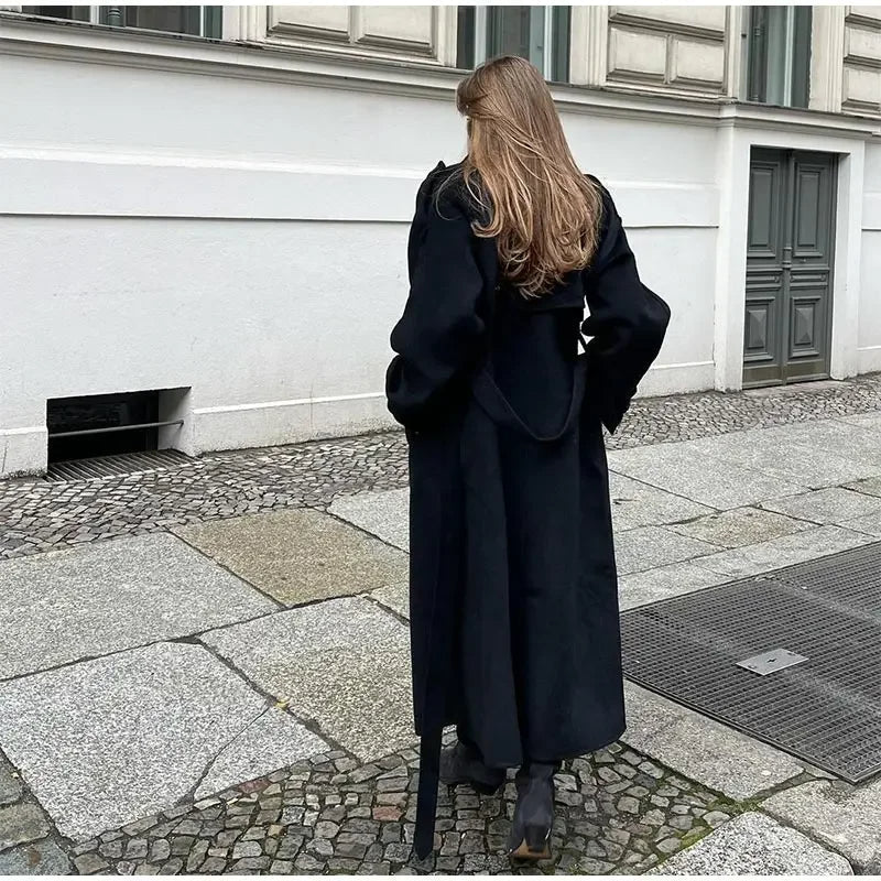 Damski długi trencz z paskami przy mankietach-Coats for women-Olave