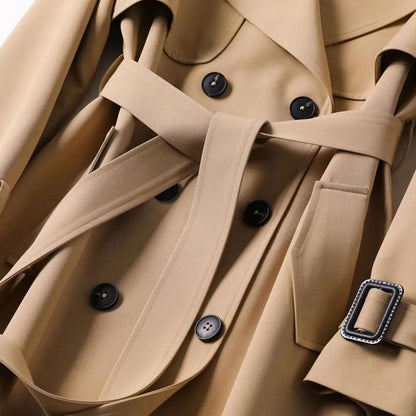 Damski długi trencz z paskiem i podszewką w kratę-Coats for women-Olave