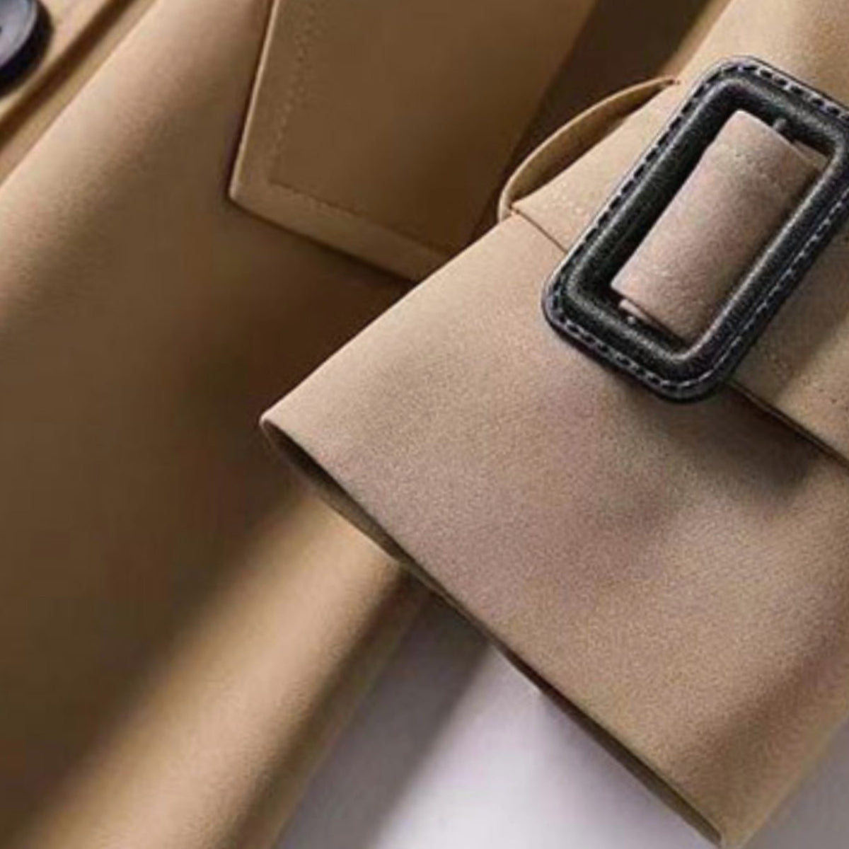 Damski długi trencz z paskiem i podszewką w kratę-Coats for women-Olave