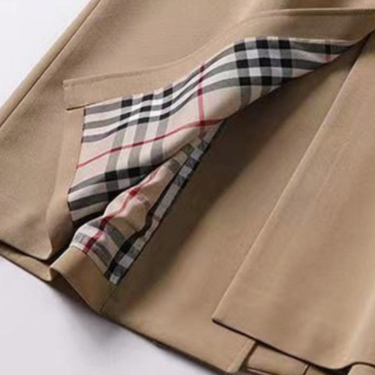 Damski długi trencz z paskiem i podszewką w kratę-Coats for women-Olave