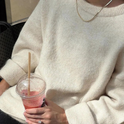 Damski sweter z dzianiny z okrągłym dekoltem i obniżoną linią ramion-Sweaters for Women-Olave