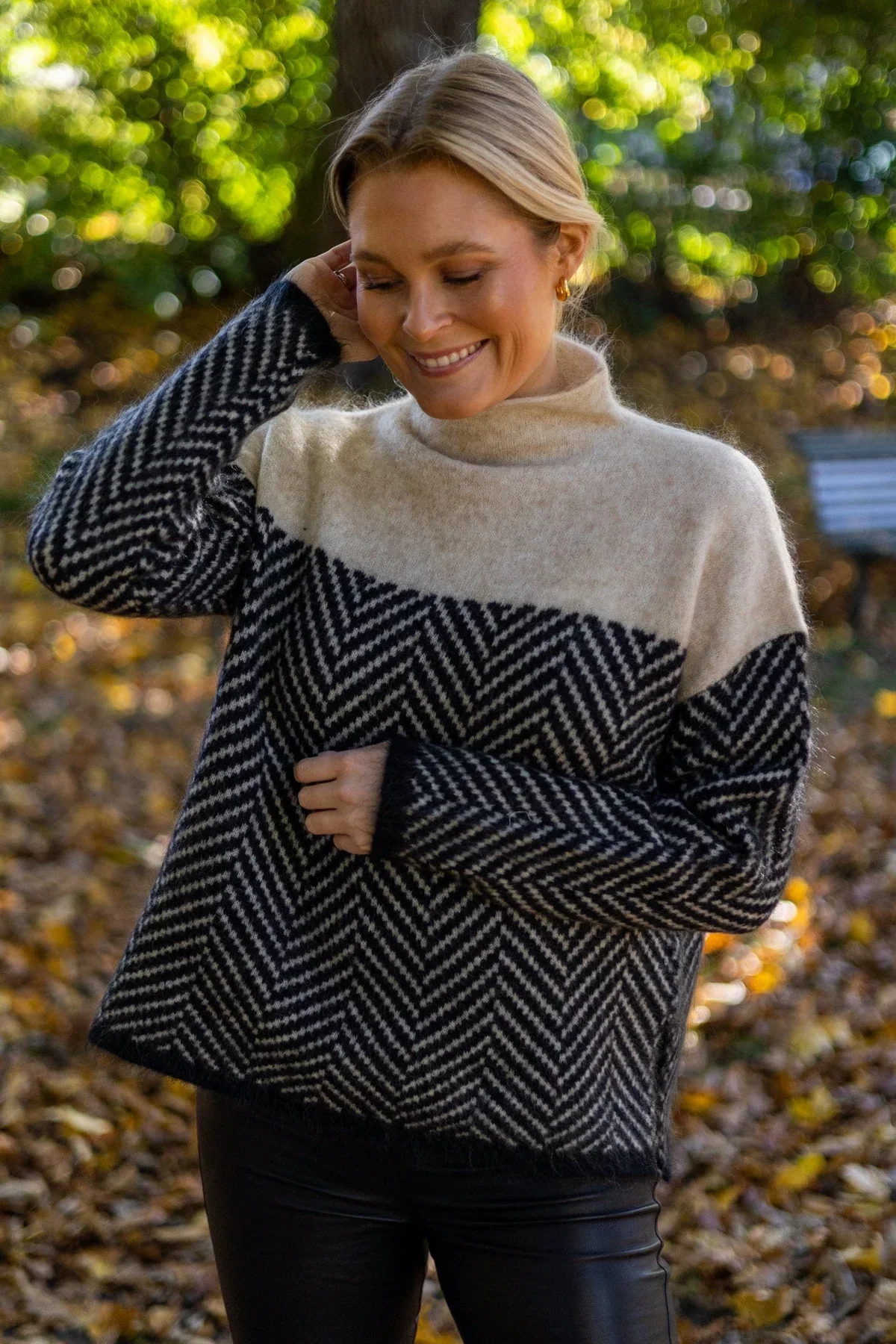 Damski sweter z golfem i wzorem w jodełkę-Sweaters for Women-Olave