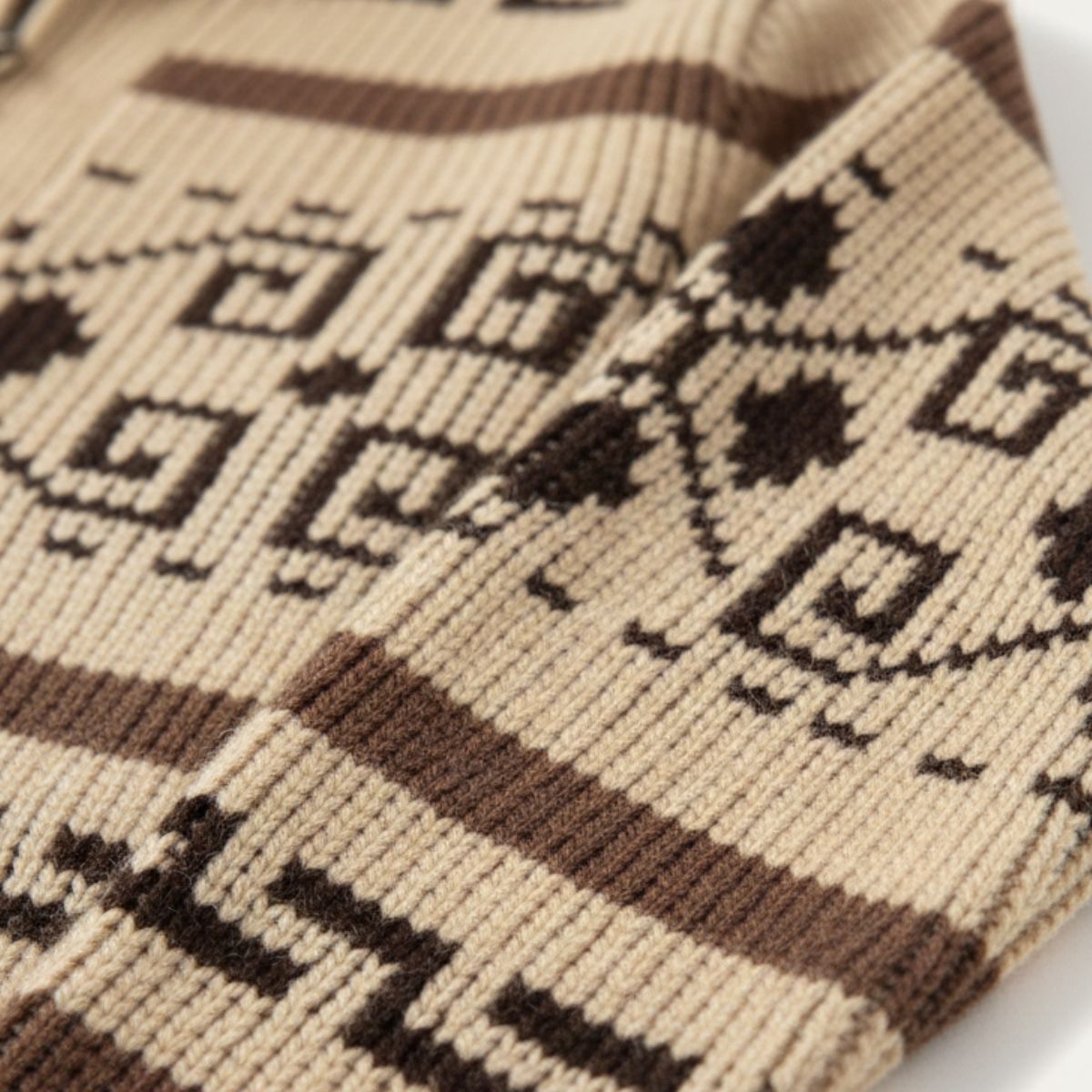 Męski kardigan dzianinowy z geometrycznym wzorem, kołnierzem szalowym i zamkiem błyskawicznym-Cardigan for men-Olave
