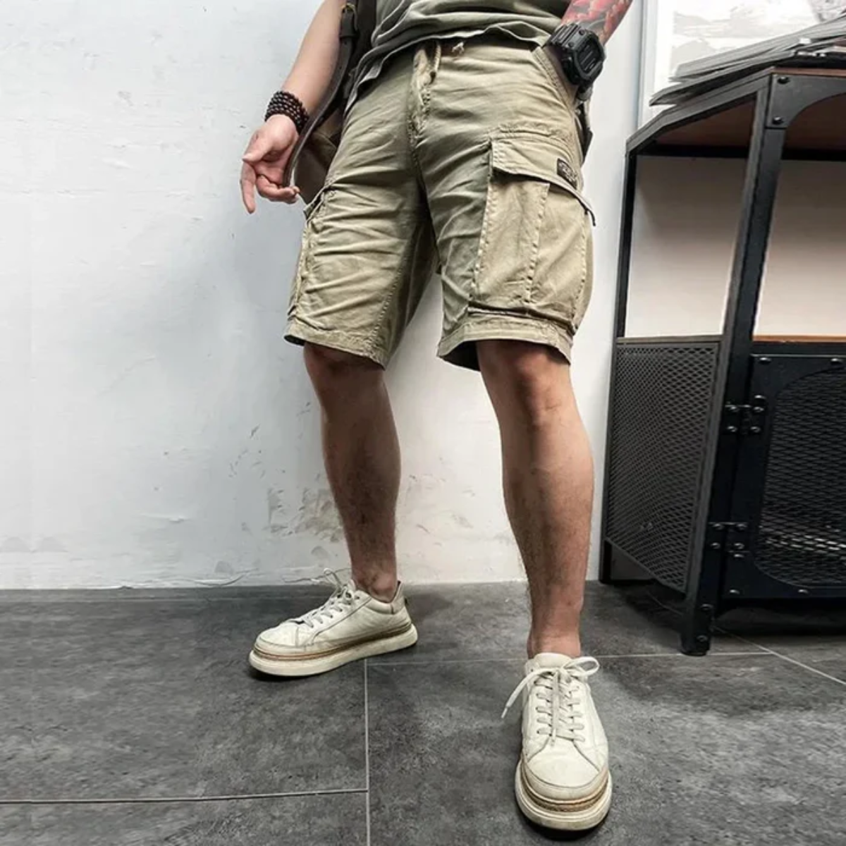 Męskie szorty cargo z elastycznym pasem i kieszeniami z klapkami-Shorts for men-Olave