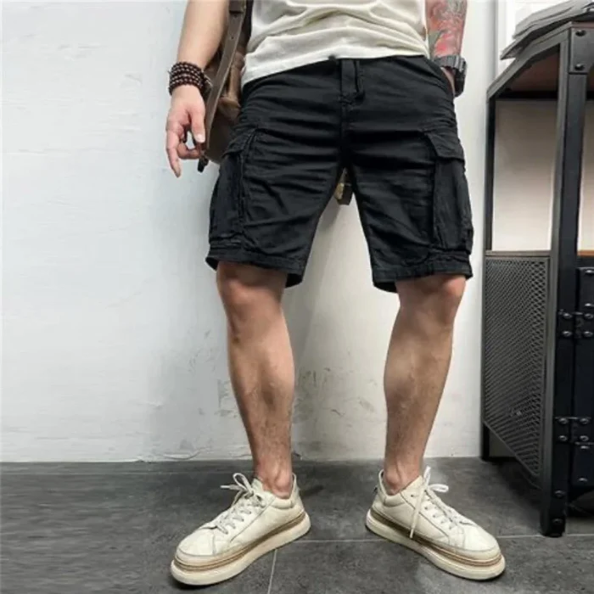 Męskie szorty cargo z elastycznym pasem i kieszeniami z klapkami-Shorts for men-Olave